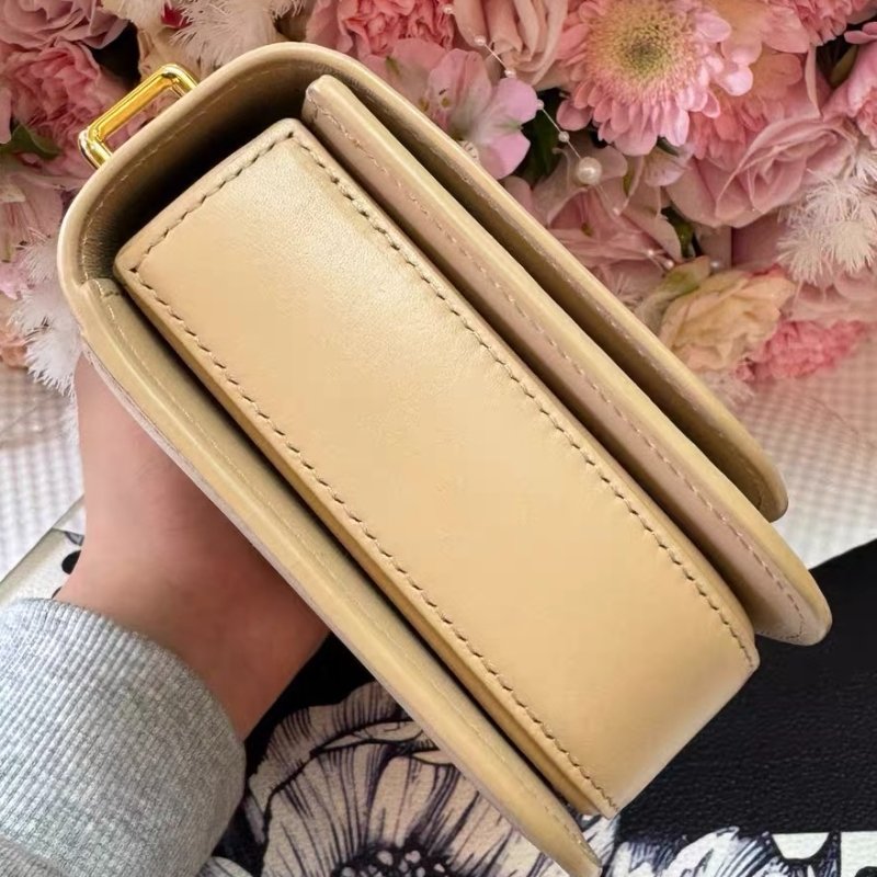 LOEWE 奶茶色金扣 細膩光面box皮 19x6x13.5cm 99新配件肩帶 塵袋-5