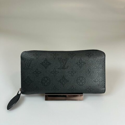 LV M61867/晶片款 黑Mahinaㄇ拉長夾