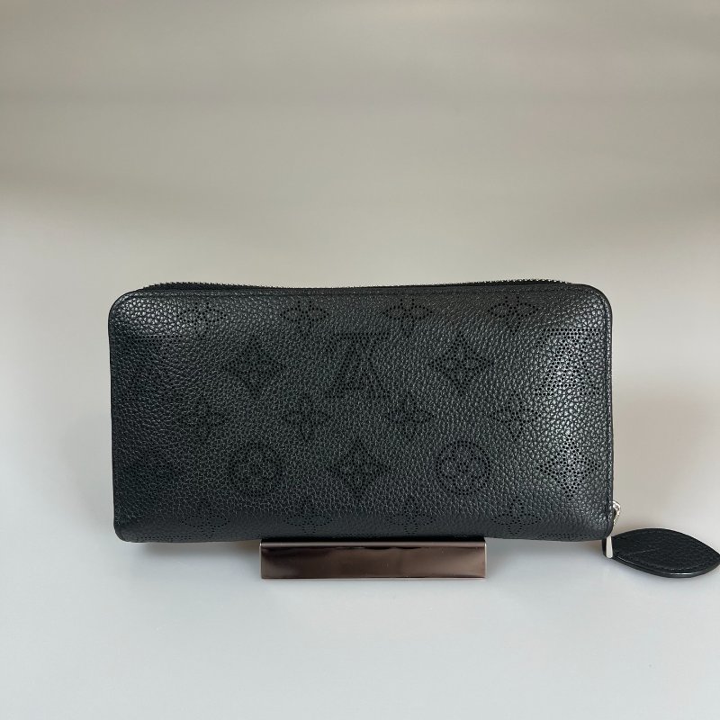 LV M61867/晶片款 黑Mahinaㄇ拉長夾-1
