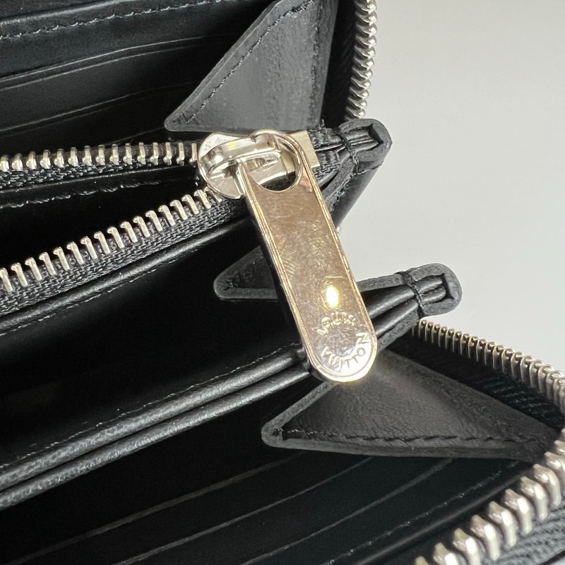 LV M61867/晶片款 黑Mahinaㄇ拉長夾-10