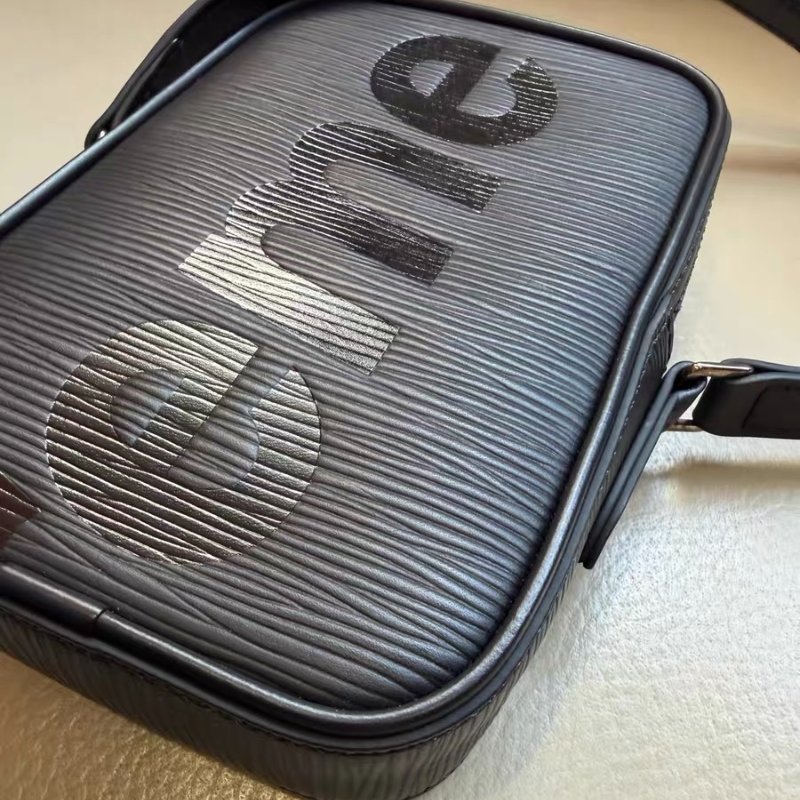 LV*Supreme 17年聯名水波紋 小號相機包11.5*17*4.5cm 98新配件塵袋-4