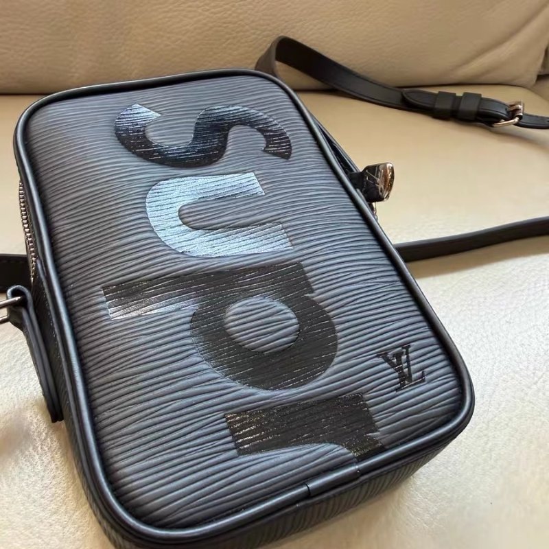 LV*Supreme 17年聯名水波紋 小號相機包11.5*17*4.5cm 98新配件塵袋-8