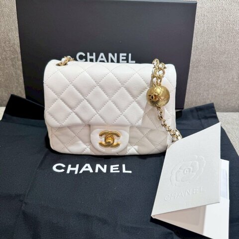 CHANEL 金球白色方胖晶片款