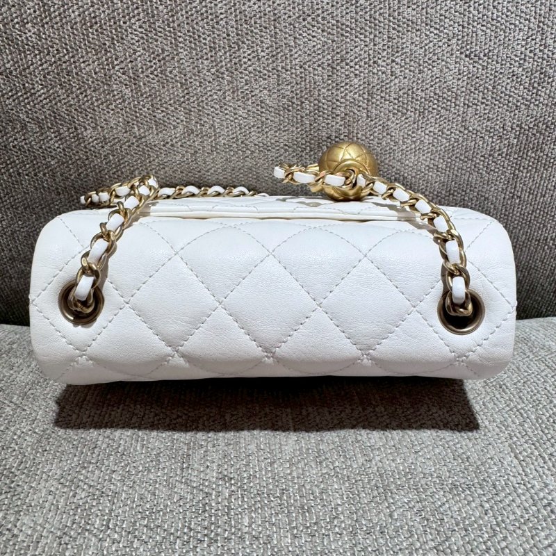 CHANEL 金球白色方胖晶片款-3