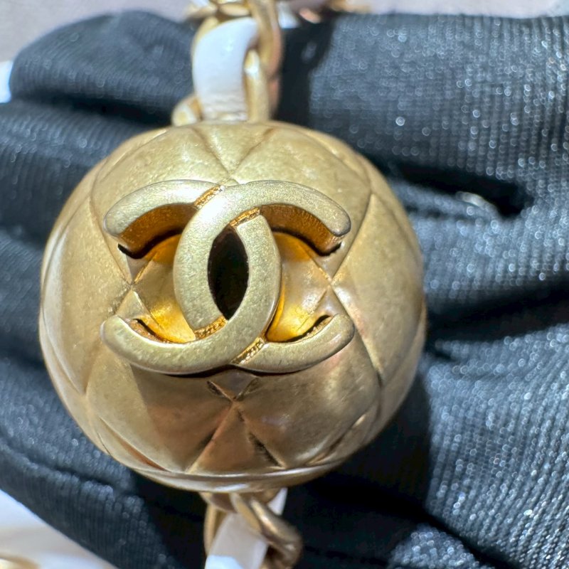 CHANEL 金球白色方胖晶片款-14