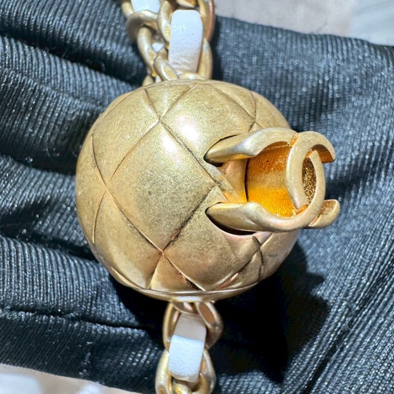 CHANEL 金球白色方胖晶片款-15