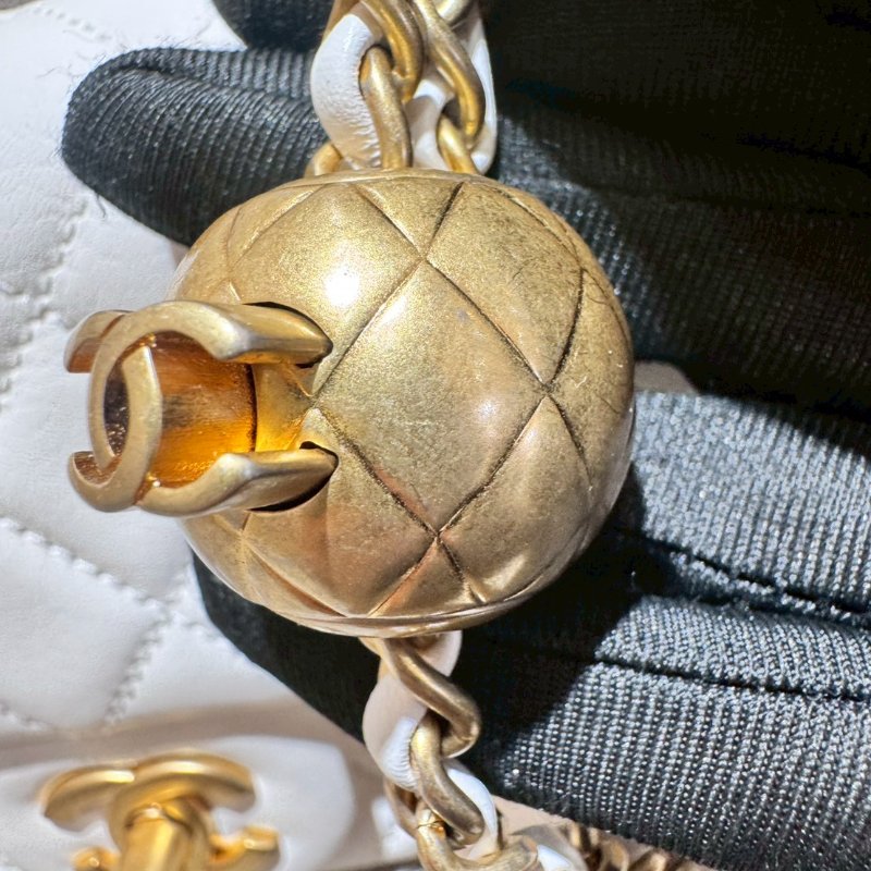 CHANEL 金球白色方胖晶片款-16
