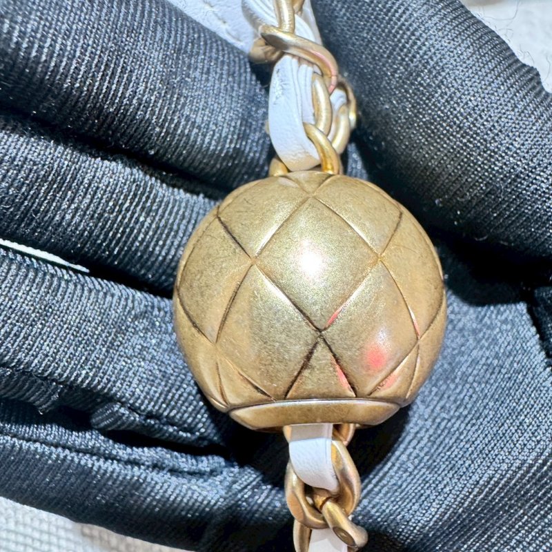 CHANEL 金球白色方胖晶片款-17