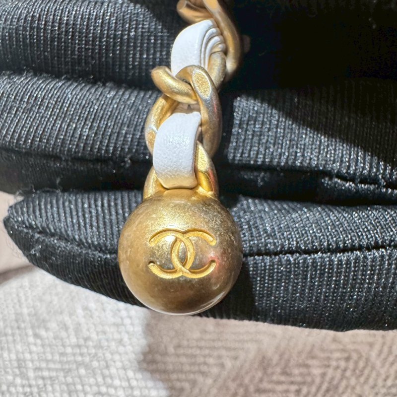 CHANEL 金球白色方胖晶片款-18