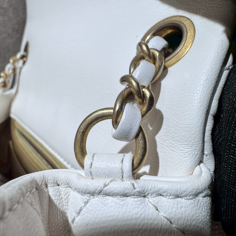 CHANEL 金球白色方胖晶片款-22