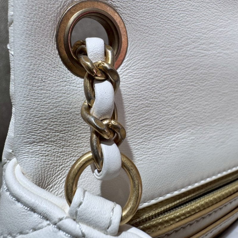 CHANEL 金球白色方胖晶片款-23