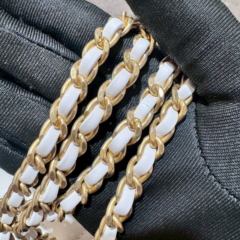 CHANEL 金球白色方胖晶片款-26