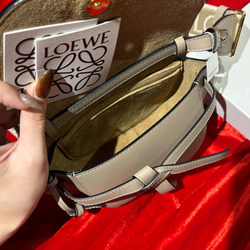 🌟 LOEWE 經典 Gate Dual Mini 小牛皮馬鞍包(熱門沙色 × 帆布老花寬背帶)-3