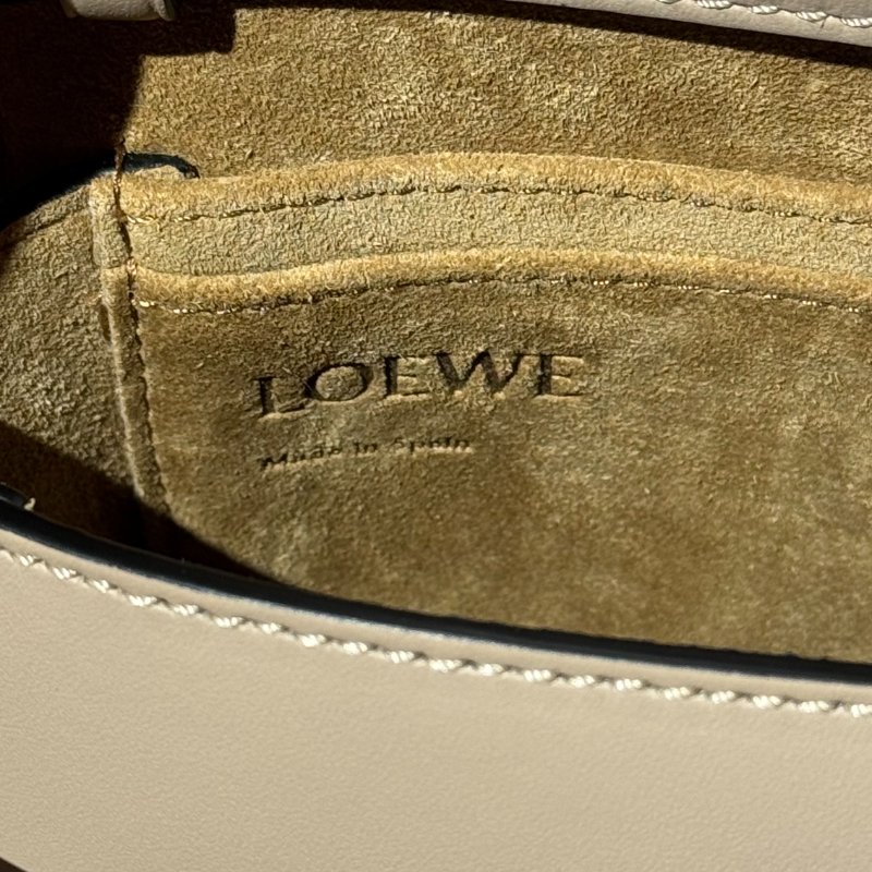 🌟 LOEWE 經典 Gate Dual Mini 小牛皮馬鞍包(熱門沙色 × 帆布老花寬背帶)-4