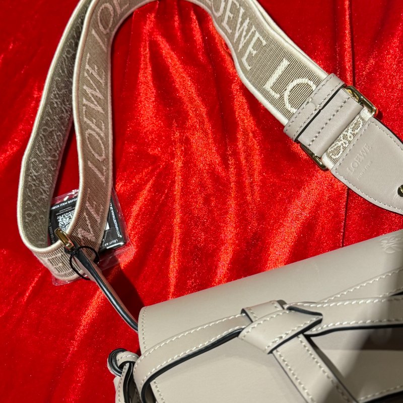🌟 LOEWE 經典 Gate Dual Mini 小牛皮馬鞍包(熱門沙色 × 帆布老花寬背帶)-6