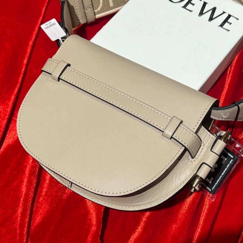 🌟 LOEWE 經典 Gate Dual Mini 小牛皮馬鞍包(熱門沙色 × 帆布老花寬背帶)-8
