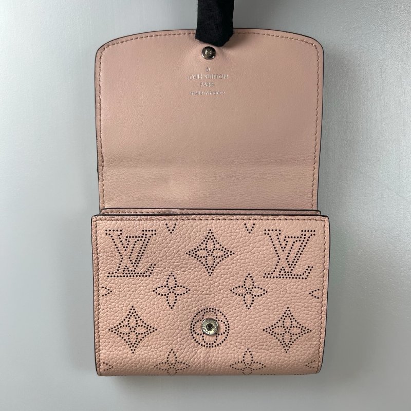 LV M82757/晶片款 粉色Mahina翻蓋短夾-6