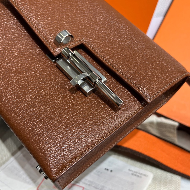 Hermès 愛馬仕verrou手槍包 金棕銀扣，y刻，山羊皮 底長17-8