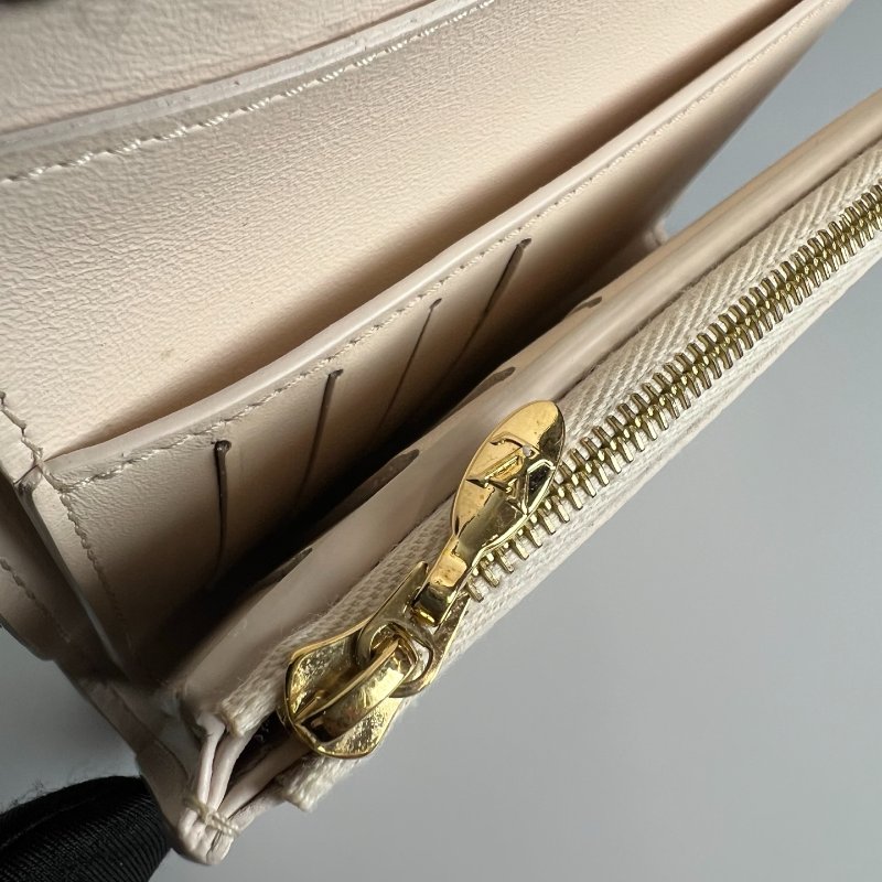 LV M11363/晶片款 白Capucines金屬邊三折中夾-10