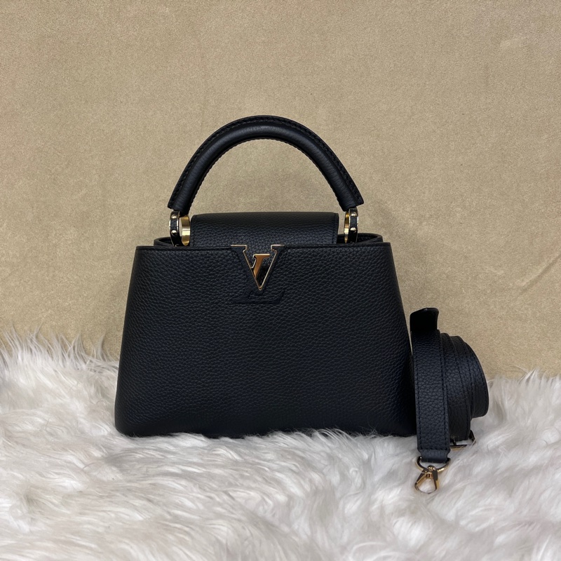 LV 黑牛皮金釦Capucines BB手提肩斜背包-0