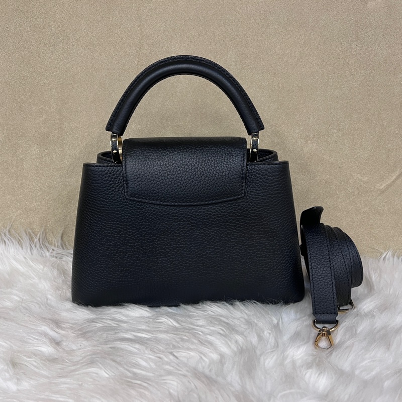 LV 黑牛皮金釦Capucines BB手提肩斜背包-1