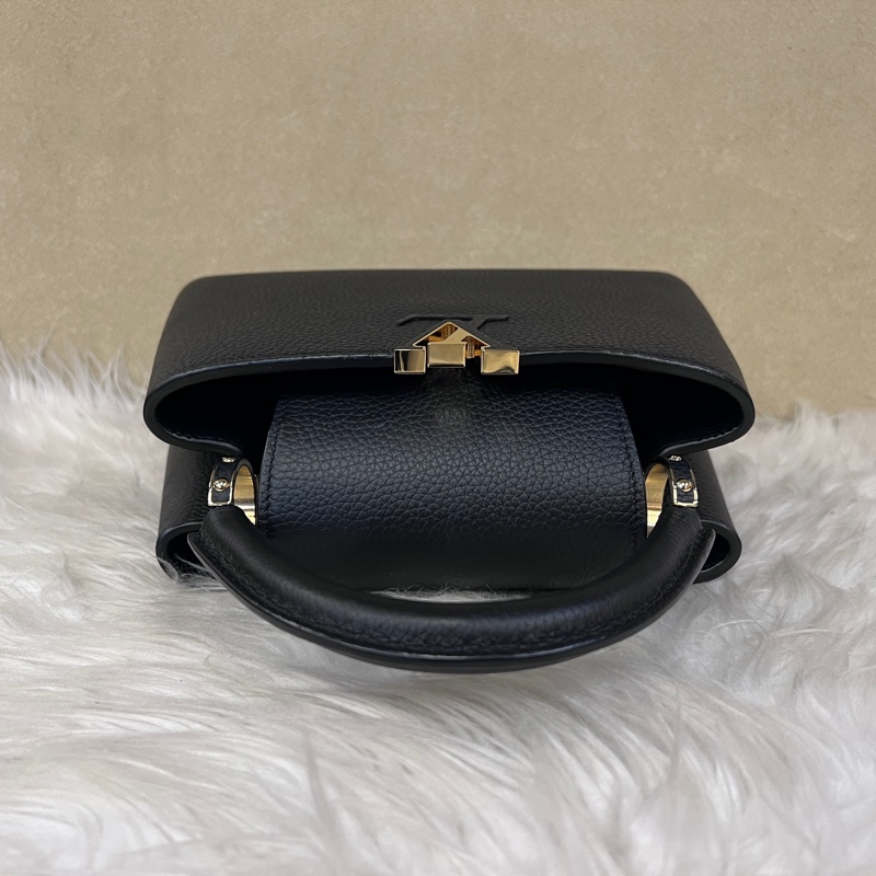 LV 黑牛皮金釦Capucines BB手提肩斜背包-4