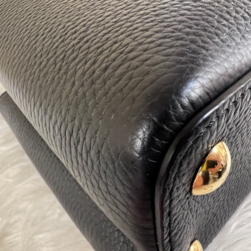 LV 黑牛皮金釦Capucines BB手提肩斜背包-9