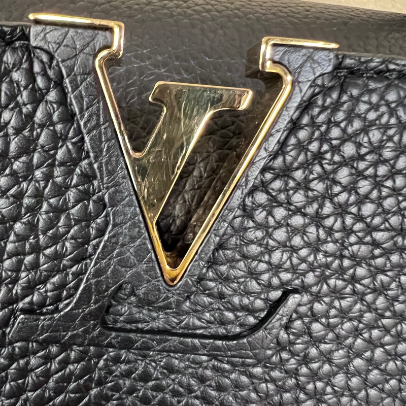 LV 黑牛皮金釦Capucines BB手提肩斜背包-11