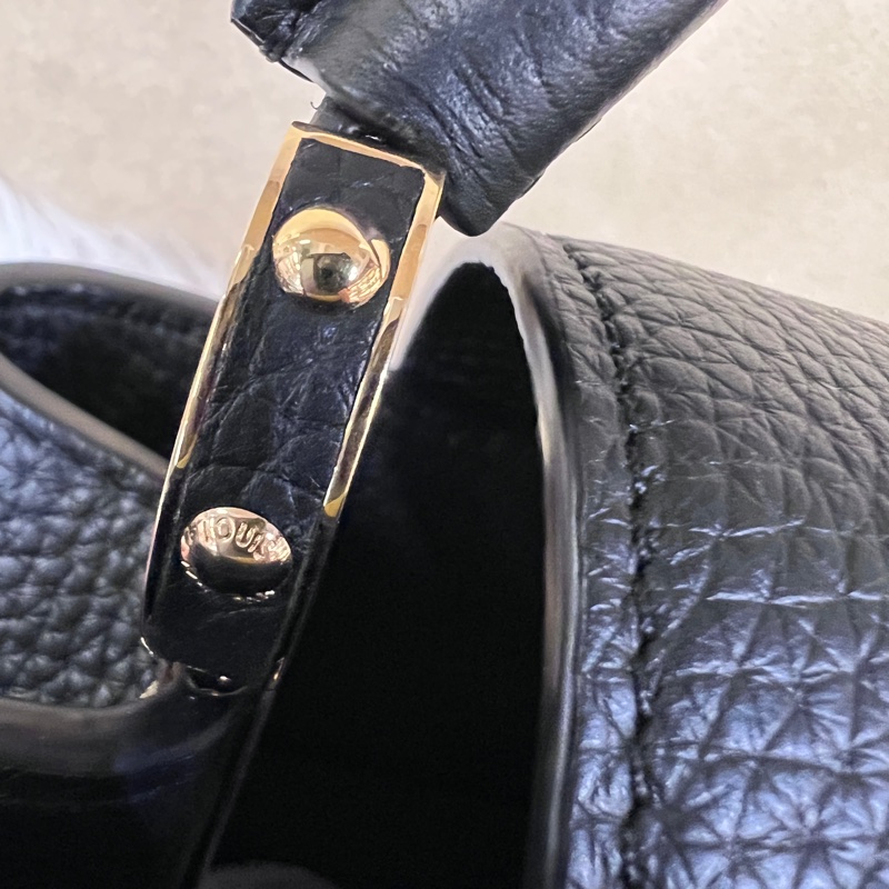 LV 黑牛皮金釦Capucines BB手提肩斜背包-13