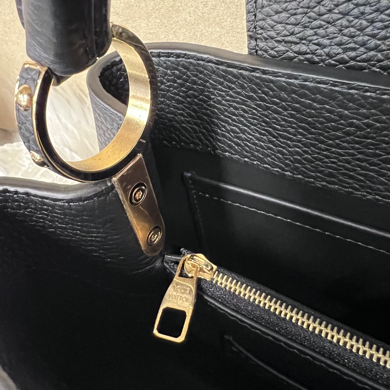 LV 黑牛皮金釦Capucines BB手提肩斜背包-15