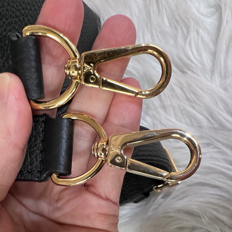LV 黑牛皮金釦Capucines BB手提肩斜背包-17