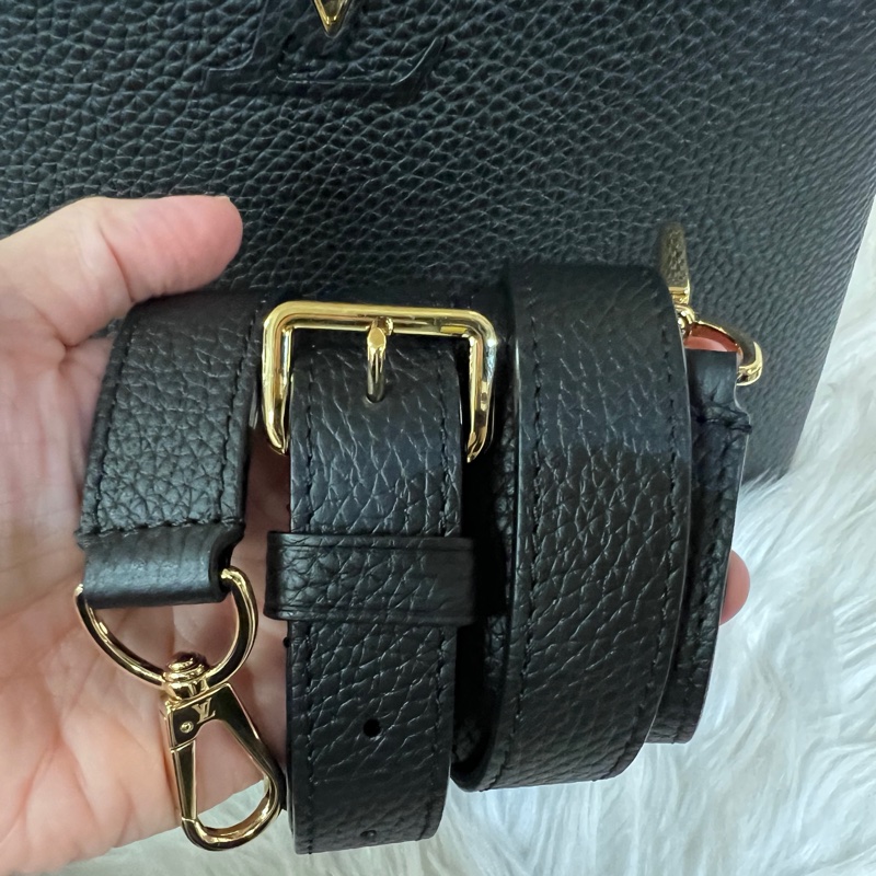 LV 黑牛皮金釦Capucines BB手提肩斜背包-18