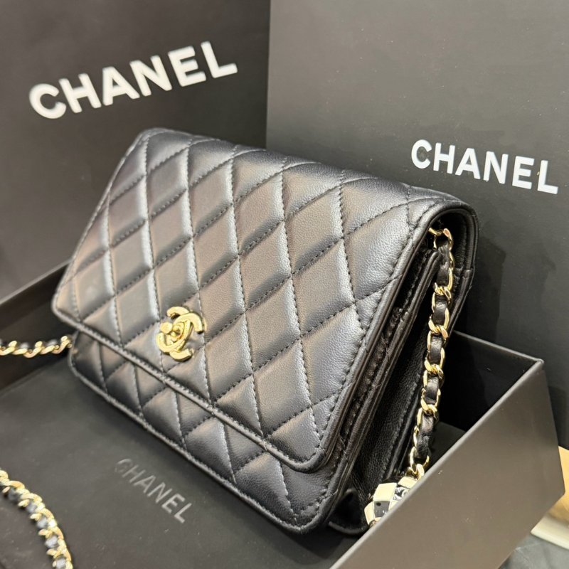 【🇹🇼新光購入 $12萬3900】CHANEL 黑白金球小羊皮Woc肩斜背鍊包 (芯片款)-4