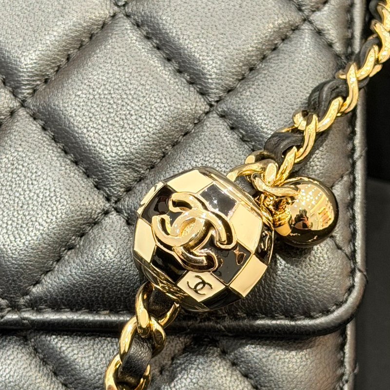 【🇹🇼新光購入 $12萬3900】CHANEL 黑白金球小羊皮Woc肩斜背鍊包 (芯片款)-5