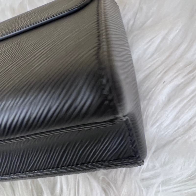 LV 黑Epi牛皮Twist Pm金logo轉釦肩斜背包-8