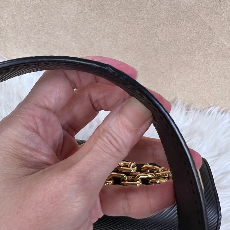 LV 黑Epi牛皮Twist Pm金logo轉釦肩斜背包-15