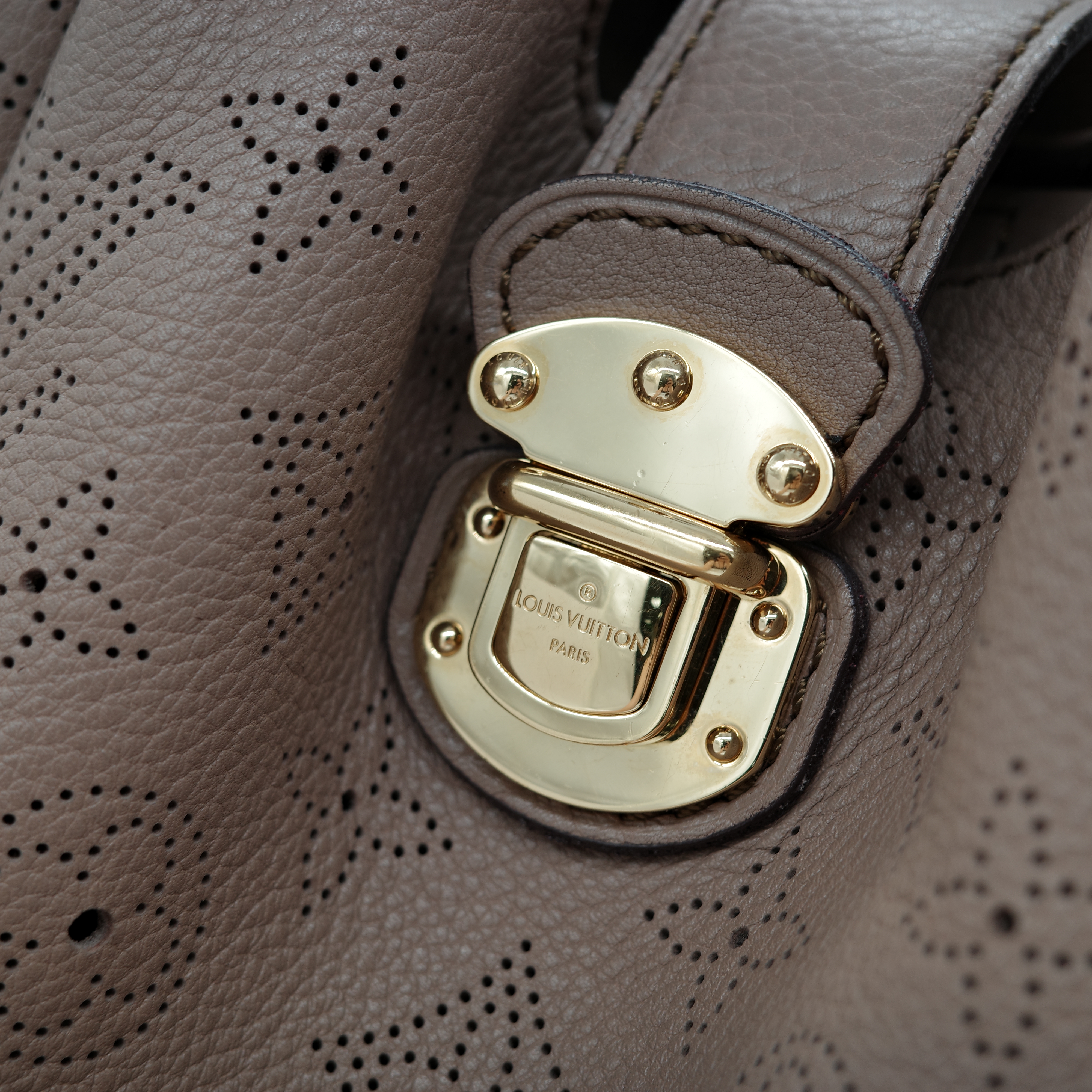 Louis Vuitton 路易威登 Mahina Hobo 灰褐色 米色 小牛皮 肩背包。-3