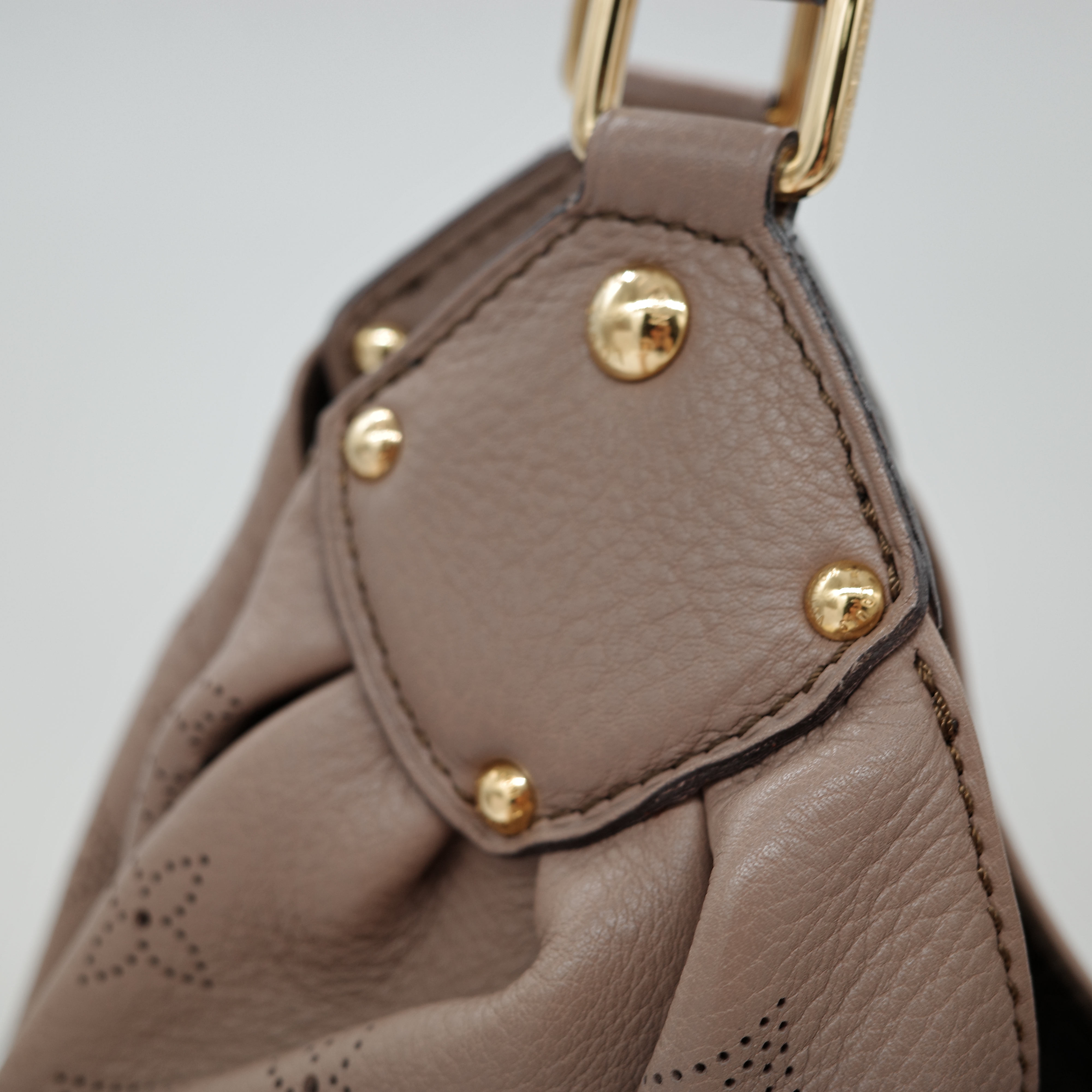 Louis Vuitton 路易威登 Mahina Hobo 灰褐色 米色 小牛皮 肩背包。-4