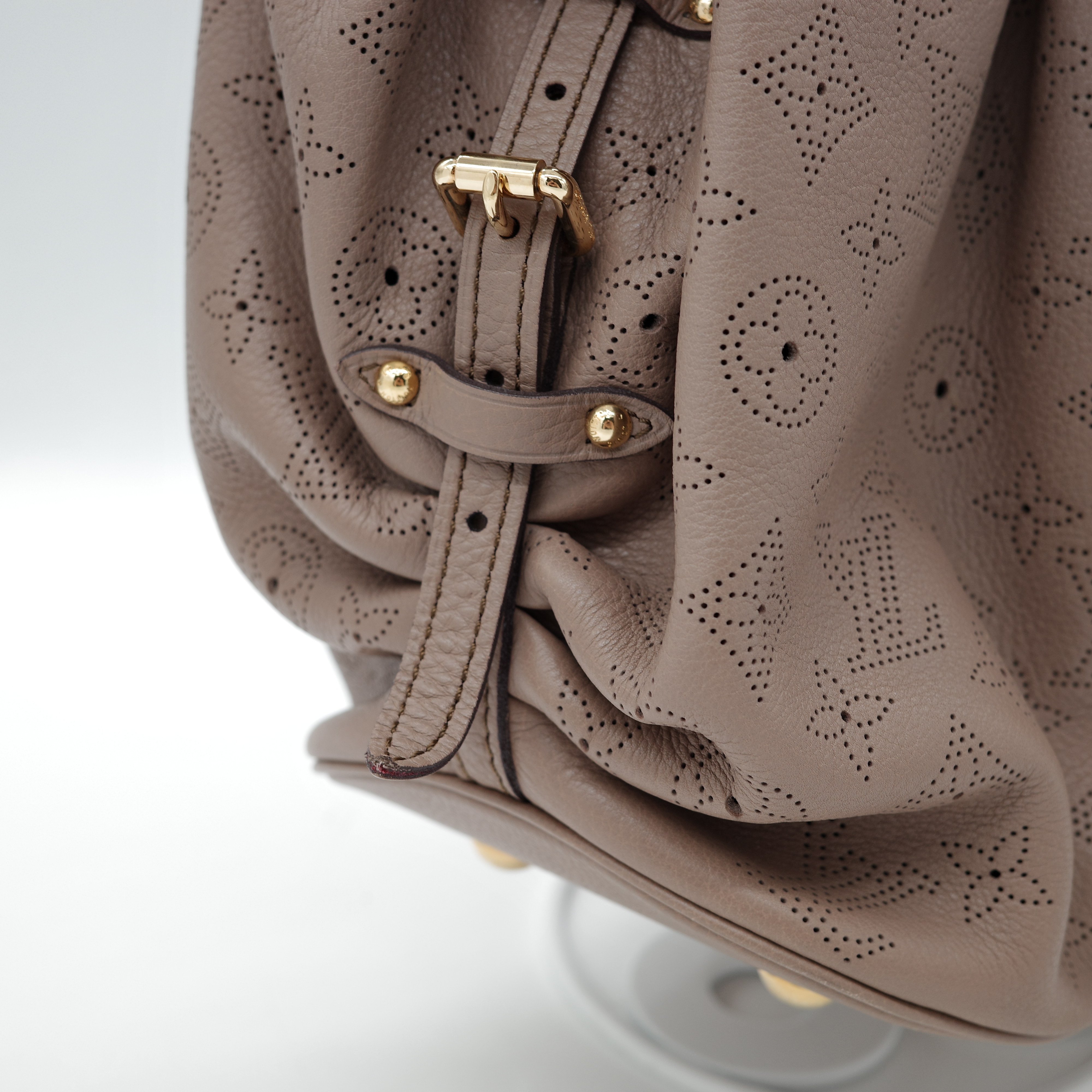 Louis Vuitton 路易威登 Mahina Hobo 灰褐色 米色 小牛皮 肩背包。-6