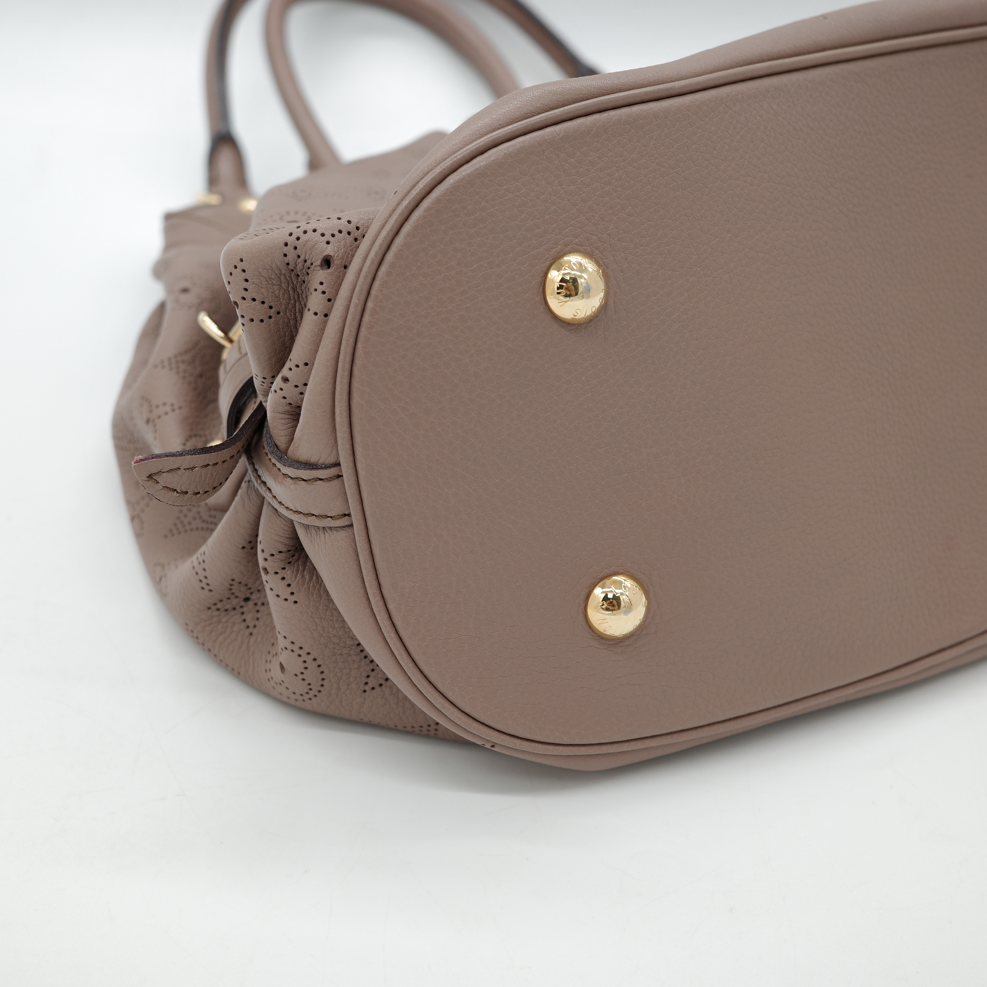 Louis Vuitton 路易威登 Mahina Hobo 灰褐色 米色 小牛皮 肩背包。-8