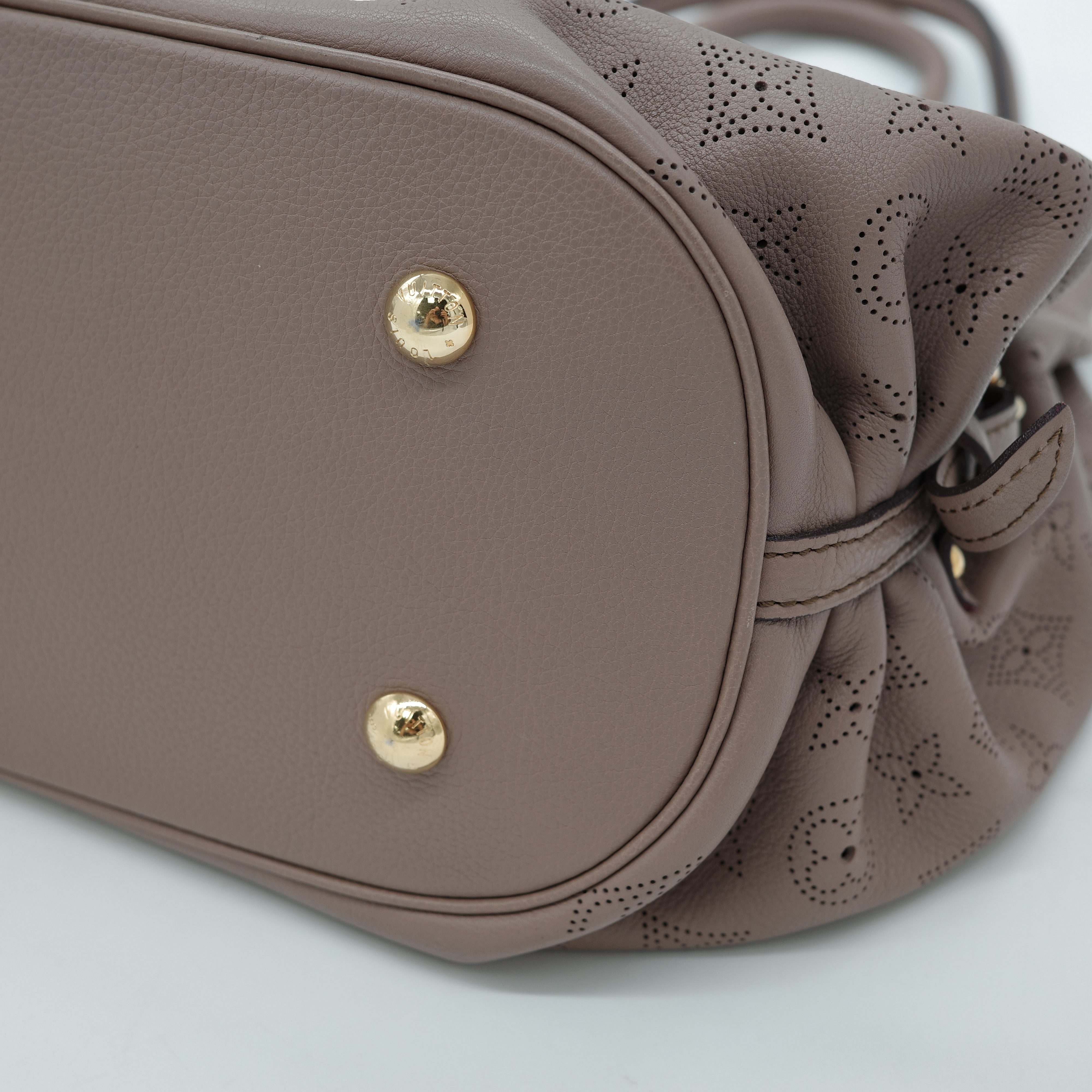 Louis Vuitton 路易威登 Mahina Hobo 灰褐色 米色 小牛皮 肩背包。-9