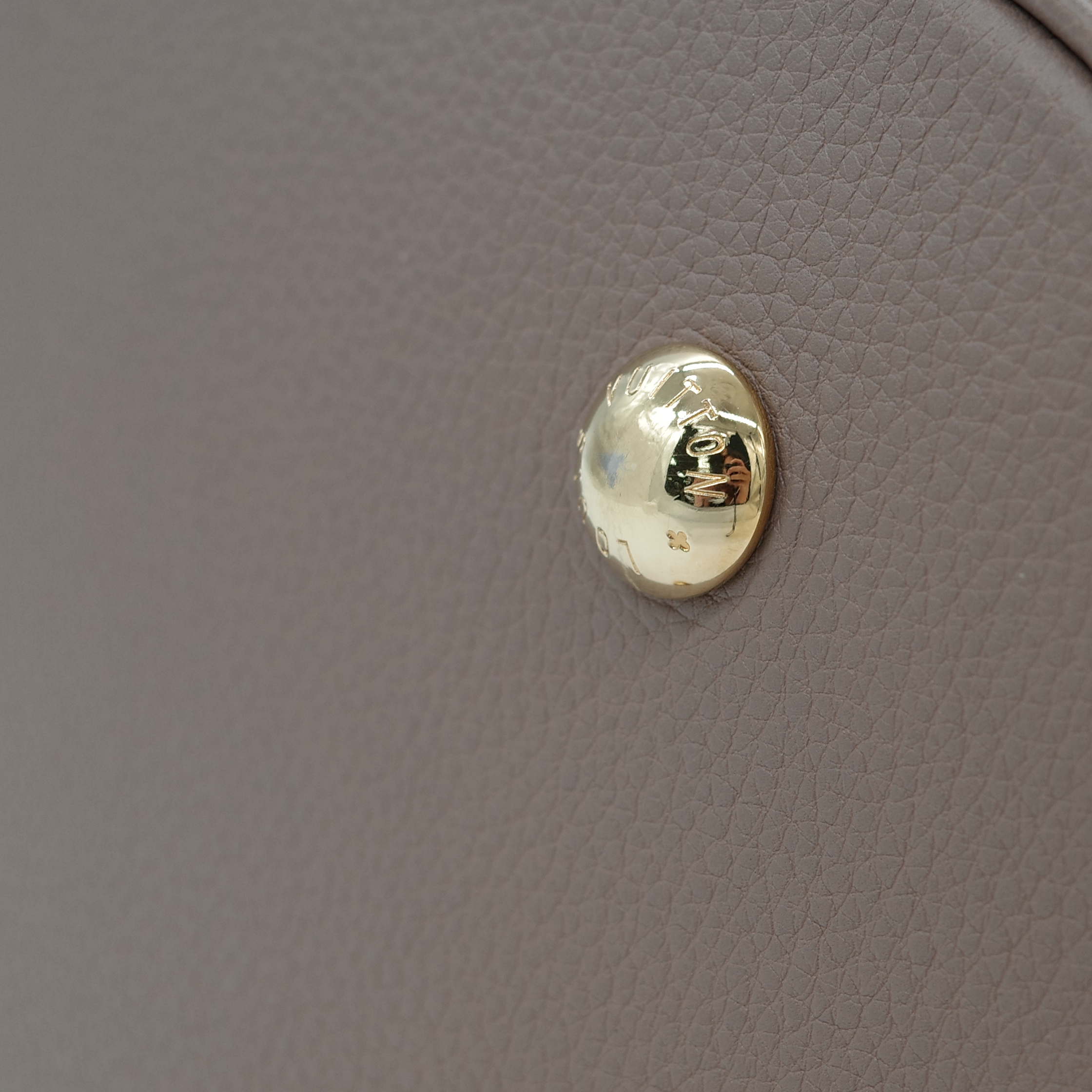 Louis Vuitton 路易威登 Mahina Hobo 灰褐色 米色 小牛皮 肩背包。-10