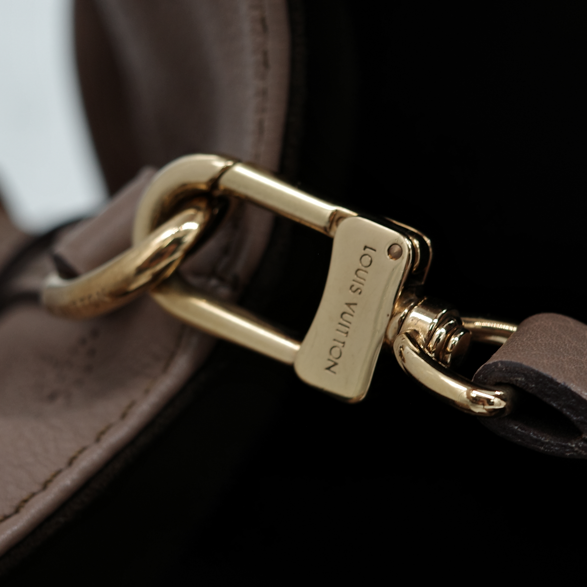 Louis Vuitton 路易威登 Mahina Hobo 灰褐色 米色 小牛皮 肩背包。-13