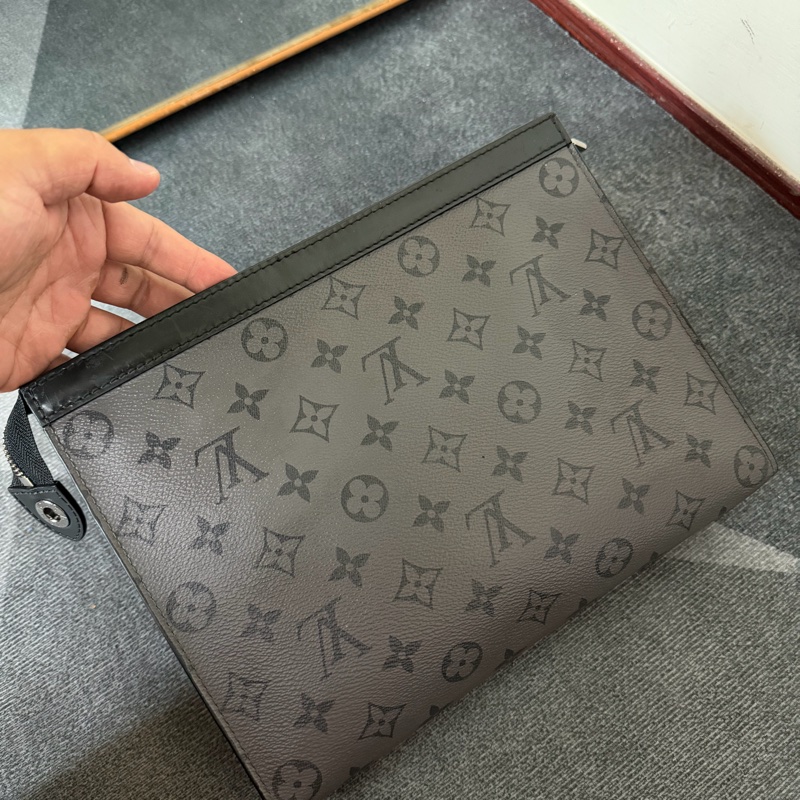 Lv 灰黑武士手拿包 (M69535)-1