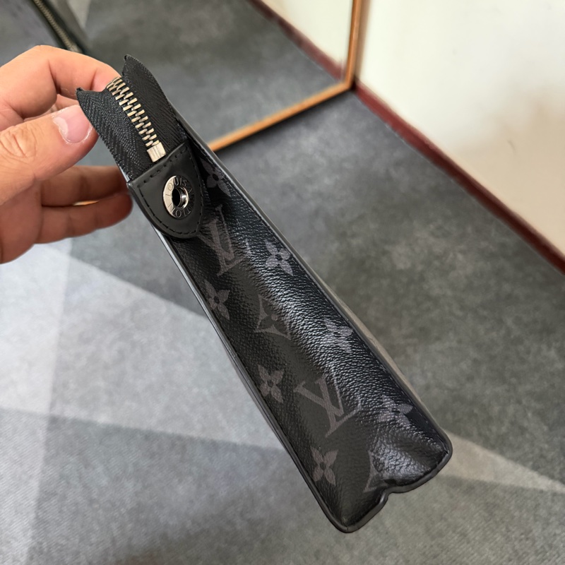 Lv 灰黑武士手拿包 (M69535)-3