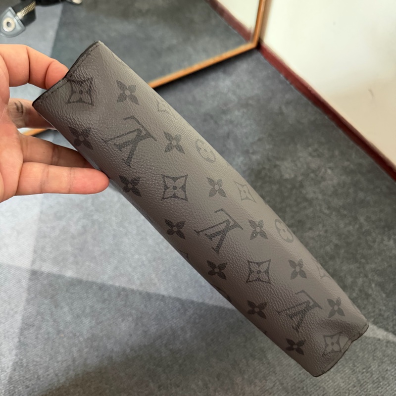 Lv 灰黑武士手拿包 (M69535)-4