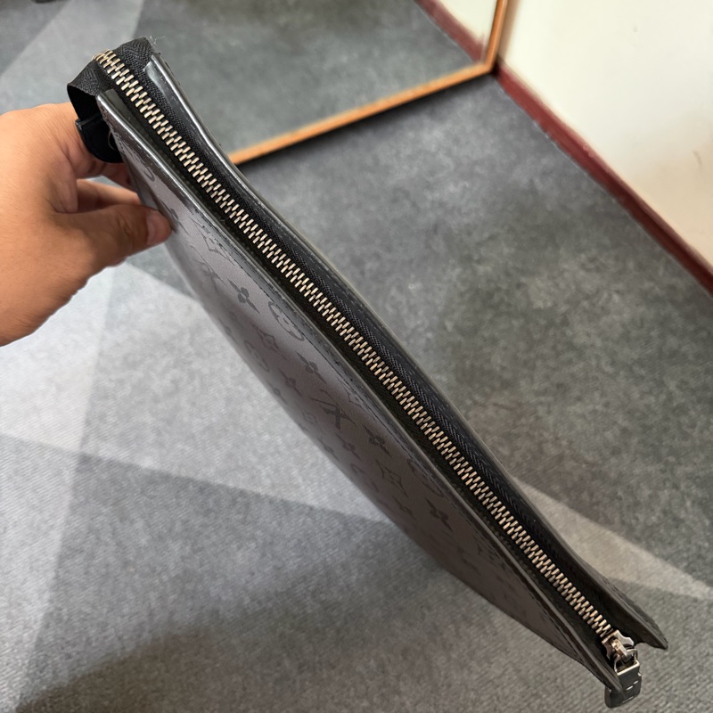 Lv 灰黑武士手拿包 (M69535)-5