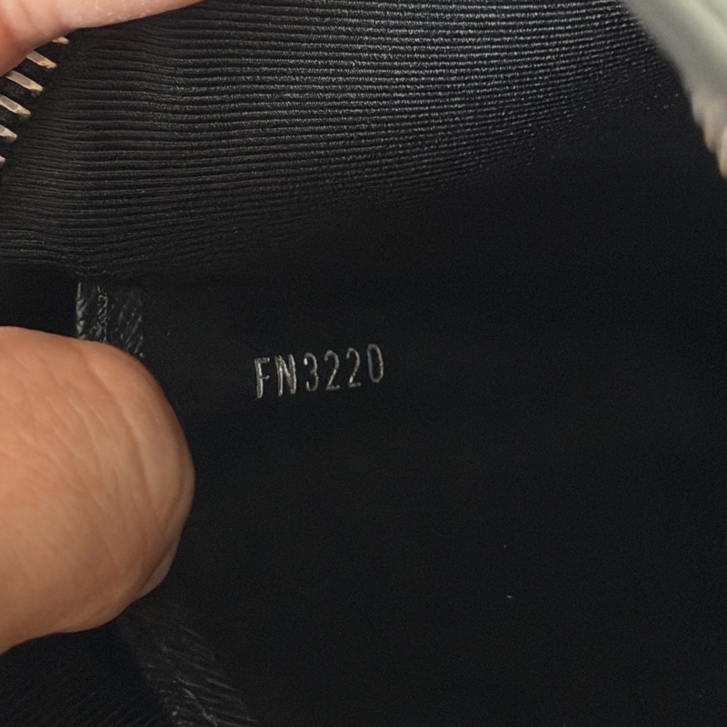 Lv 灰黑武士手拿包 (M69535)-8