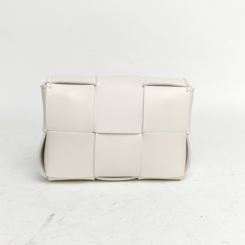 BOTTEGA VENETA 羊皮Cassette編織mini粉筆白肩背包-2