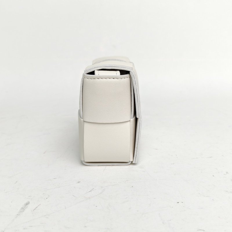 BOTTEGA VENETA 羊皮Cassette編織mini粉筆白肩背包-3
